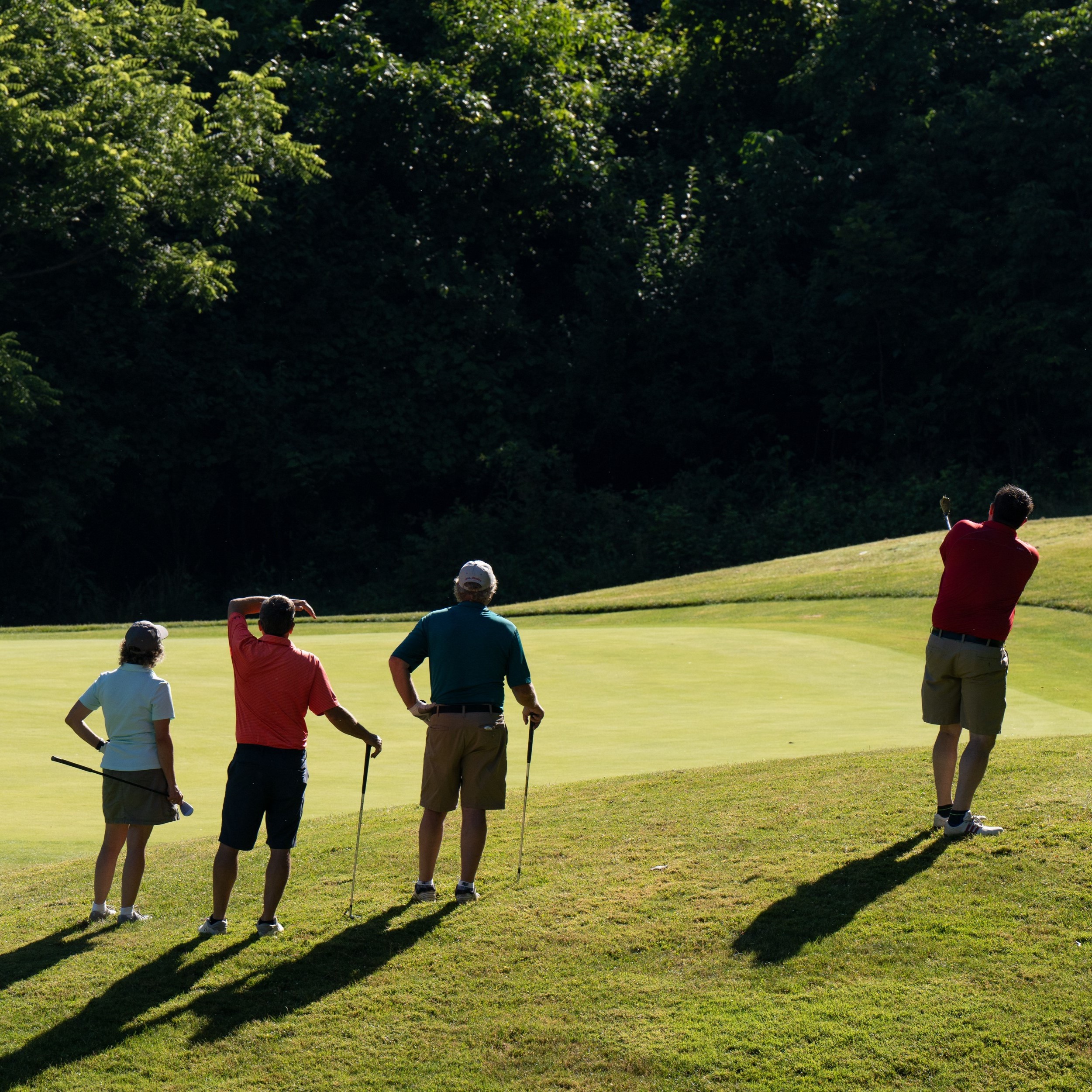 men golfing